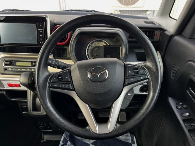 インテリアに合わせたデザインのステアリングは、運転される方のことも考え、運転しやすい形状、大きさです。是非一度、実際に触ってお確かめください。