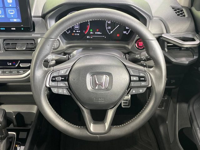 【純正革巻きステアリング】上質な革を使用することで、手にしっかり馴染みとても運転しやすいハンドルです♪