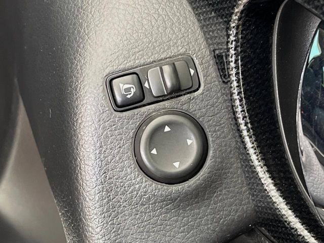 【電動格納ミラー】サイドミラーは電動格納式となっており、狭い駐車場でもキズがつくリスクを抑えられます。