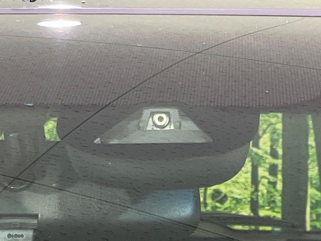 【ホンダセンシング】走行中に前方の車両等を認識し、衝突しそうな時は警報とブレーキで衝突回避と被害軽減をアシスト。より安全にドライブをお楽しみいただけます。