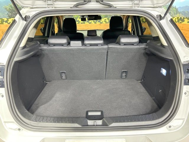積み下ろしのしやすいデッキにはたっぷりと荷物を積み込んでいただけます。遊びから仕事まで、様々なシーンで頼れます♪