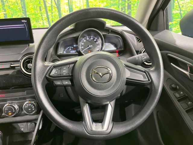 インテリアに合わせたデザインのステアリングは、運転される方のことも考え、運転しやすい形状、大きさです。是非一度、実際に触ってお確かめください。