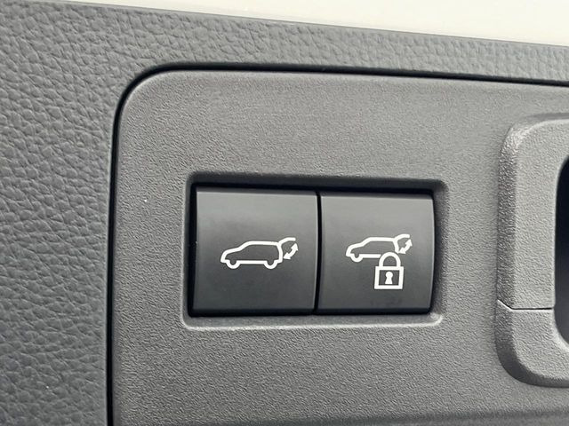 【ハンズフリーパワーバックドア】リアバンパー下部に足先を出し入れするだけでバックドアが自動で開閉♪両手が荷物でふさがっている時でもラクラク開閉操作が行えます!