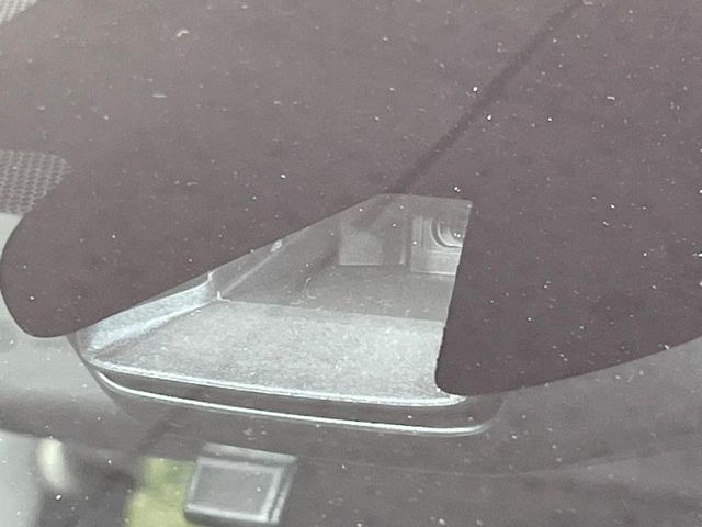 【エマージェンシーブレーキ】走行中に前方の車両等を認識し、衝突しそうな時は警報とブレーキで衝突回避と被害軽減をアシスト。より安全にドライブをお楽しみいただけます。