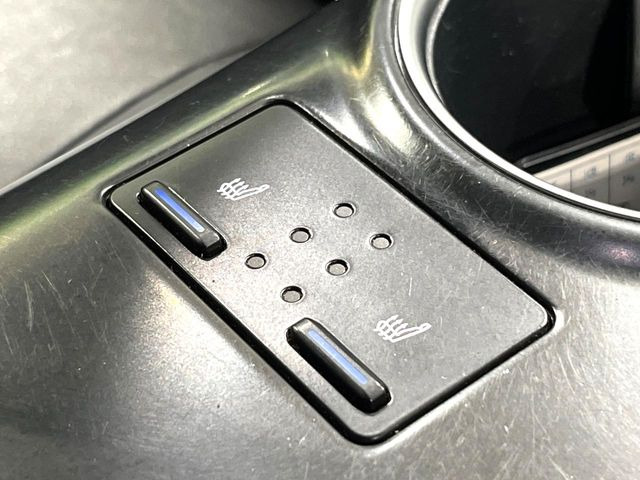 【シートヒーター】寒い日に重宝するシートヒーター!エアコンより早く温まってくれるので寒がりの人も安心ですね♪エアコンの温風は乾燥するから苦手、という方にもをおすすめです。