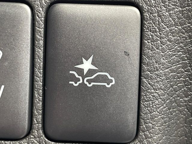 【三菱e-Assist】走行中に前方の車両等を認識し、衝突しそうな時は警報とブレーキで衝突回避と被害軽減をアシスト。より安全にドライブをお楽しみいただけます。