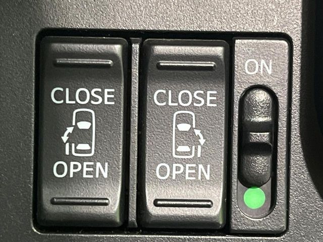 【両側パワースライドドア】スマートキーや運転席のスイッチで後席両側スライドドアの開閉が可能♪電動だから力を入れてドアを開ける必要が無く、小さなお子様でも簡単に開け閉めでき快適です♪