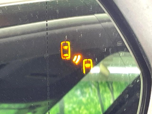 【ブラインドスポットモニター】走行中、ドアミラーの死角になりやすい箇所に後続車が接近するとサイドミラーのレンズに警告を表示!ドライバーに注意喚起をしてくれます。