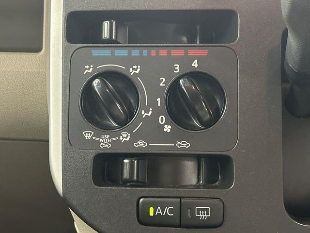 寒い冬も暑い夏も全席に快適な空調を届けてくれる、ダイヤル式エアコンを装備♪