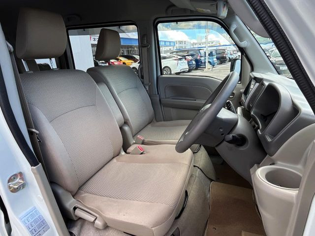 運転席シート廻りは使用感も少なく、良好な状態となっています。丁寧に使われていたことがよくわかりますね。