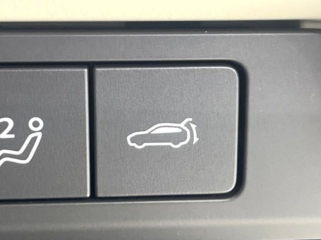 【ハンズフリーパワーバックドア】リアバンパー下部に足先を出し入れするだけでバックドアが自動で開閉♪両手が荷物でふさがっている時でもラクラク開閉操作が行えます!