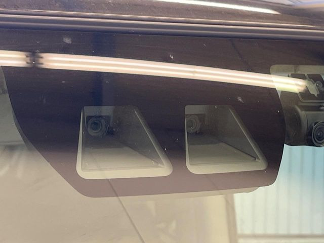 【スマートアシスト】走行中に前方の車両等を認識し、衝突しそうな時は警報とブレーキで衝突回避と被害軽減をアシスト。より安全にドライブをお楽しみいただけます。