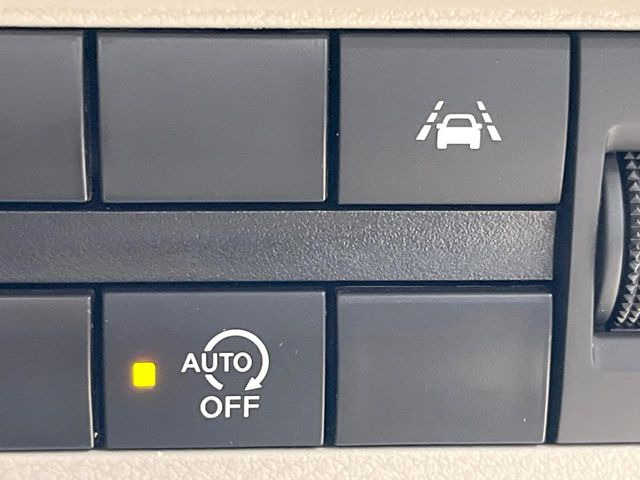 【アイドリングストップ】赤信号や渋滞で停車した際にエンジンを停止し、無駄な燃料の消費を抑えます。燃費向上や環境保護につなげる機能♪エンジンはブレーキを離せば再始動します。