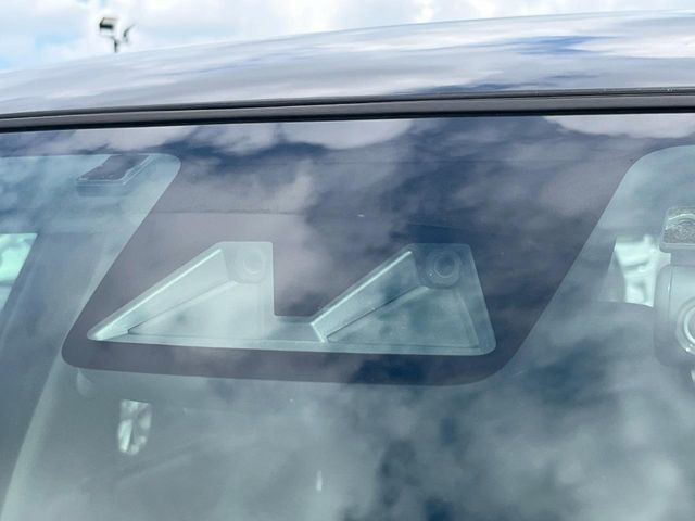 【スマートアシスト】走行中に前方の車両等を認識し、衝突しそうな時は警報とブレーキで衝突回避と被害軽減をアシスト。より安全にドライブをお楽しみいただけます。