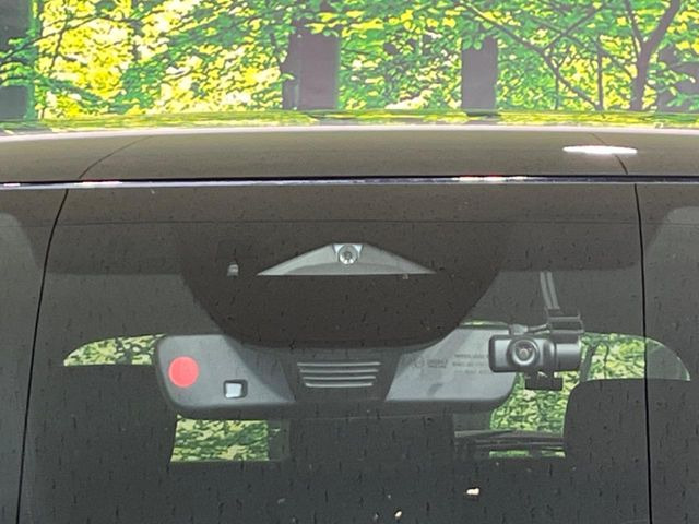【スマートブレーキサポート】走行中に前方の車両等を認識し、衝突しそうな時は警報とブレーキで衝突回避と被害軽減をアシスト。より安全にドライブをお楽しみいただけます。