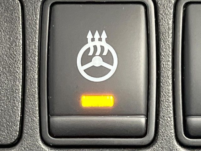 【ステアリングヒーター】冬場に冷たくなりやすい革巻きステアリングを、スイッチ一つで素早く適温に!エアコンよりも早く温まってくれるので、寒い日の運転も快適になりますね♪