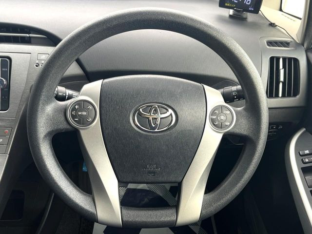 インテリアに合わせたデザインのステアリングは、運転される方のことも考え、運転しやすい形状、大きさです。是非一度、実際に触ってお確かめください。