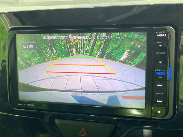 【バックカメラ】駐車時に後方がリアルタイム映像で確認できます。大型商業施設や立体駐車場での駐車時や、夜間のバック時に大活躍!運転スキルに関わらず、今や必須となった装備のひとつです!