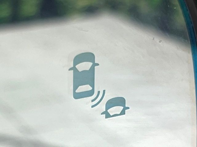 【ブラインドスポットインフォメーション】走行中、ドアミラーの死角になりやすい箇所に後続車が接近するとサイドミラー付近に警告を表示、ドライバーに注意喚起をしてくれます。