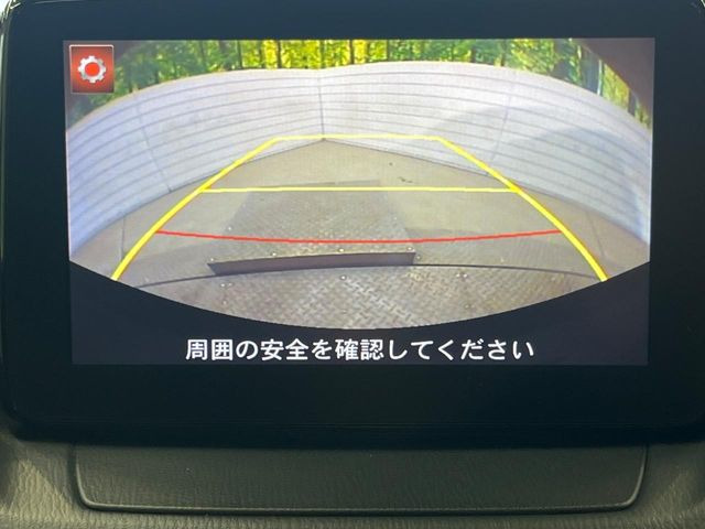 【バックカメラ】駐車時に後方がリアルタイム映像で確認できます。大型商業施設や立体駐車場での駐車時や、夜間のバック時に大活躍!運転スキルに関わらず、今や必須となった装備のひとつです!