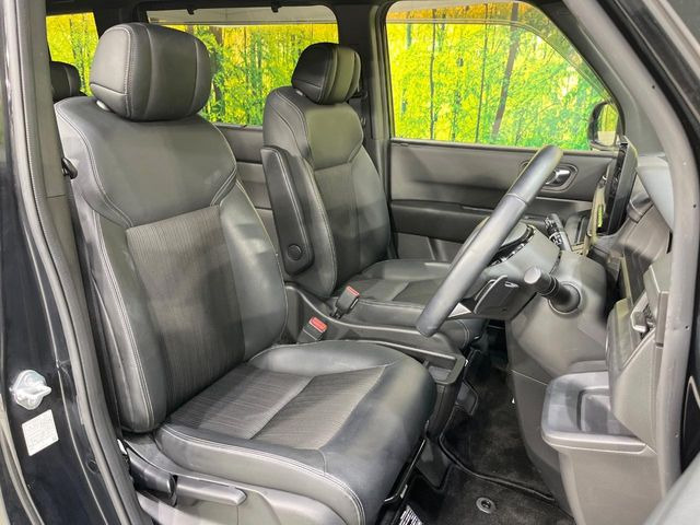 運転席シート廻りは使用感も少なく、良好な状態となっています。丁寧に使われていたことがよくわかりますね。