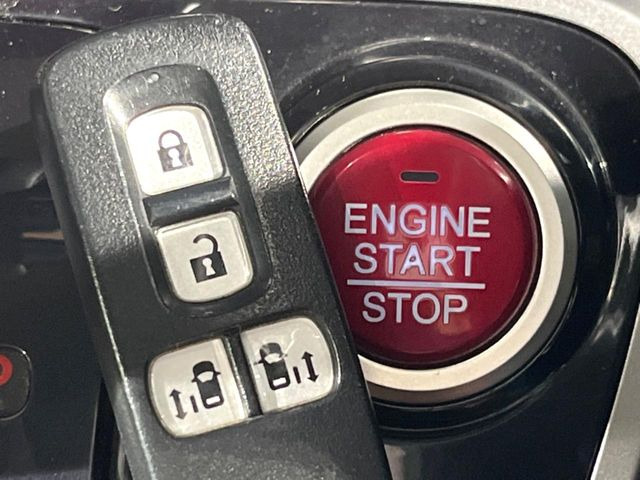 �yHonda�X�}�[�g�L�[�z�J�o����|�P�b�g�ɓ��ꂽ�܂܂ł��h�A�̎{���E�������\�ȃX�}�[�g�L�[�𑕔��B�G���W���̃I���E�I�t�����J�M�����o���K�v����������Ƃ��Ă��֗��ł���