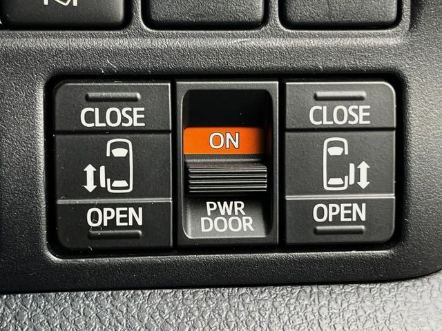 【両側パワースライドドア】スマートキーや運転席のスイッチで後席両側スライドドアの開閉が可能♪電動だから力を入れてドアを開ける必要が無く、小さなお子様でも簡単に開け閉めでき快適です♪