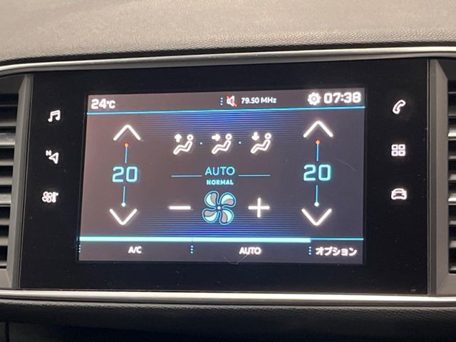 ●デュアルオートエアコン:運転席・助手席それぞれで温度設定が可能な独立式オートエアコンを標準装備しております!