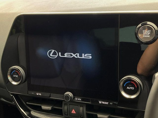 �y9.8�C���` �f�B�X�v���C�I�[�f�B�I�z���ʂ̃f�B�X�v���C��AppleCarPlay��AndroidAuto�����p�\�B�傫�ȉ�ʂŃX�}�z�i�r�A�v���������p���������܂���