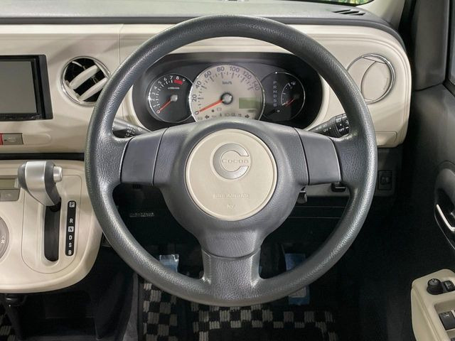 �C���e���A�ɍ��킹���f�U�C���̃X�e�A�����O�́A�^�]�������̂��Ƃ��l���A�^�]���₷���`��A�傫���ł��B�����x�A���ۂɐG���Ă��m���߂��������B