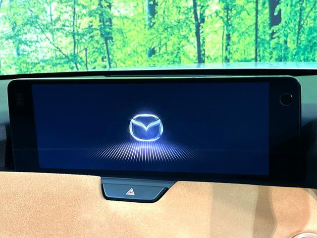 【12.3インチマツダコネクト】車内の雰囲気にマッチした大型ディスプレイ。スマホ接続でのナビ使用やBluetooth再生等、様々な機能が楽しめます。直感的なダイヤル操作が可能で、使い勝手も良好です。