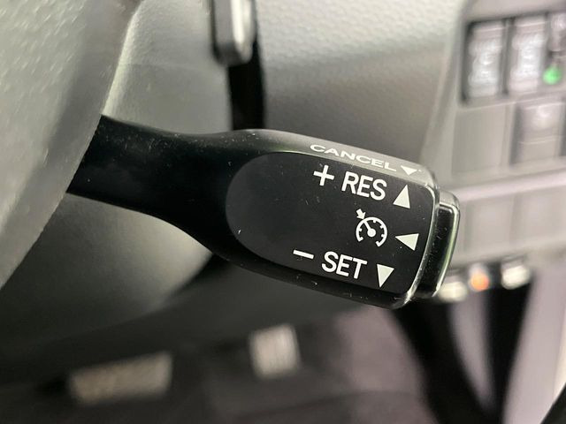 【クルーズコントロール】高速道路もラクラク走行。アクセルを離しても一定速度で走行ができ、長距離運転時の負担を軽減!加速・減速も簡単なスイッチ操作で調整できます。
