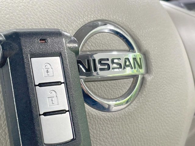 【インテリジェントキー】カバンやポケットに入れたままでもドアの施錠・解錠が可能なスマートキーを装備。エンジンのオン・オフ時もカギを取り出す必要が無いからとっても便利です♪