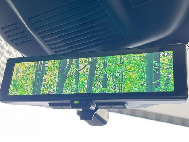 【インテリジェントルームミラー】後席の大きな荷物や同乗者で後方が確認しづらい時でも安心!カメラが撮影した車両後方の映像をルームミラー内に表示。クリアな視界で状況の確認が可能です!