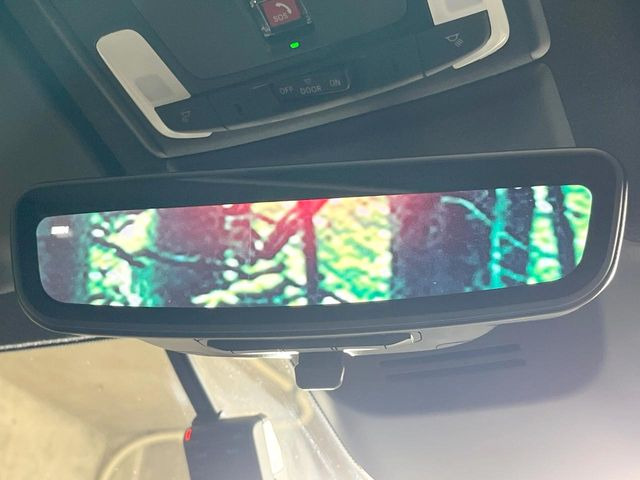 【アドバンスドルームミラー】後席の大きな荷物や同乗者で後方が確認しづらい時でも安心!カメラが撮影した車両後方の映像をルームミラー内に表示。クリアな視界で状況の確認が可能です!