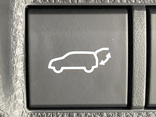 【パワーバックドア】スマートキーや運転席のボタンを押すだけでリアゲートが自動で開閉します!荷物を持っている時や、高い位置にあるバックドアを閉める際に便利な機能です♪