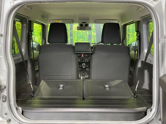 普段のお買い物や通勤、送迎等に十分な荷室スペースを確保しております。セカンドシートを倒すと、大きな荷物の積載も可能です♪