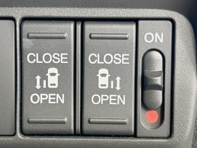 【両側パワースライドドア】スマートキーや運転席のスイッチで後席両側スライドドアの開閉が可能♪電動だから力を入れてドアを開ける必要が無く、小さなお子様でも簡単に開け閉めでき快適です♪