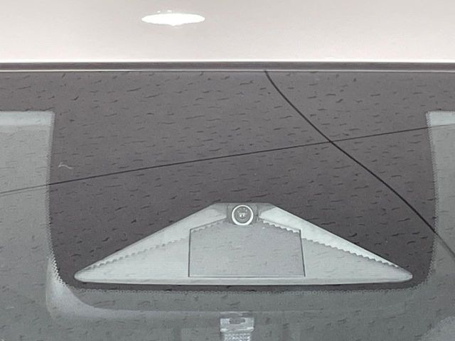 【ホンダセンシング】走行中に前方の車両等を認識し、衝突しそうな時は警報とブレーキで衝突回避と被害軽減をアシスト。より安全にドライブをお楽しみいただけます。