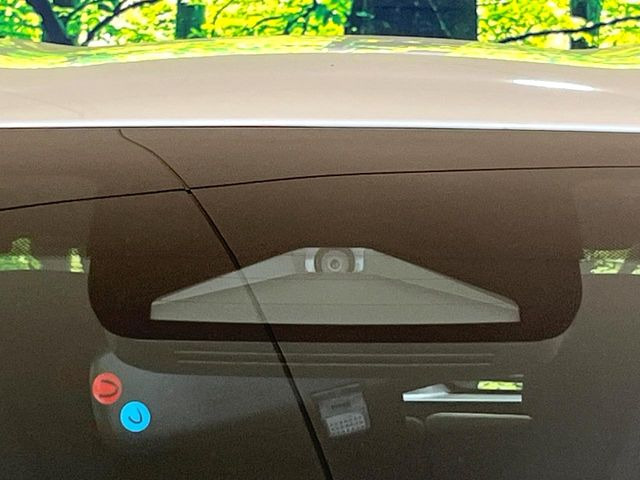 【プリクラッシュセーフティ】前方の車両等を検知し、衝突しそうな時は警報で注意を促し、ブレーキを踏む力をサポート。ブレーキを踏めなかった場合は衝突被害軽減ブレーキが作動、衝突回避をサポートします。