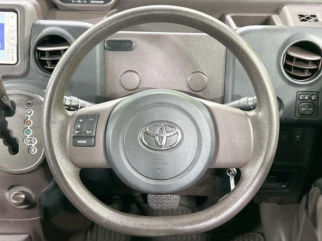 インテリアに合わせたデザインのステアリングは、運転される方のことも考え、運転しやすい形状、大きさです。是非一度、実際に触ってお確かめください。