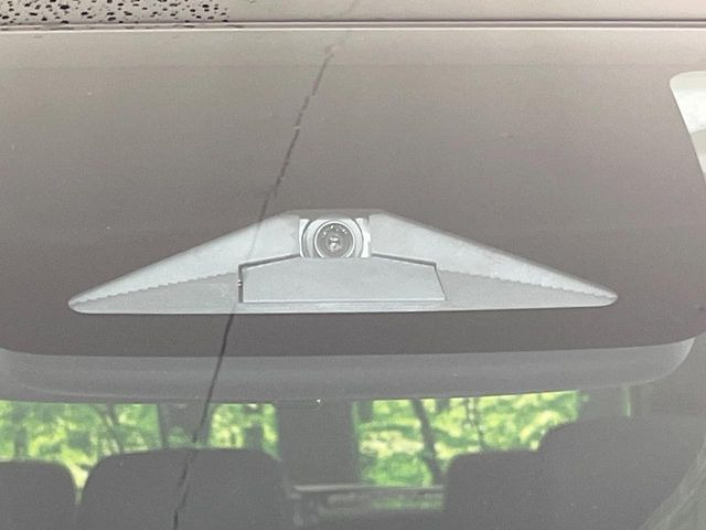 【ホンダセンシング】走行中に前方の車両等を認識し、衝突しそうな時は警報とブレーキで衝突回避と被害軽減をアシスト。より安全にドライブをお楽しみいただけます。