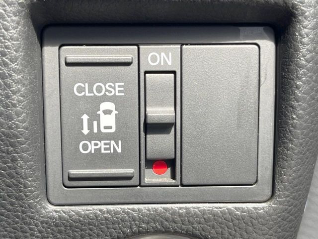 【パワースライドドア】スマートキーや運転席のスイッチでスライドドアの開閉が可能♪電動だから力を入れてドアを開ける必要が無く、小さいお子様でも、重い荷物を持っている時もラクに開け閉めできます♪