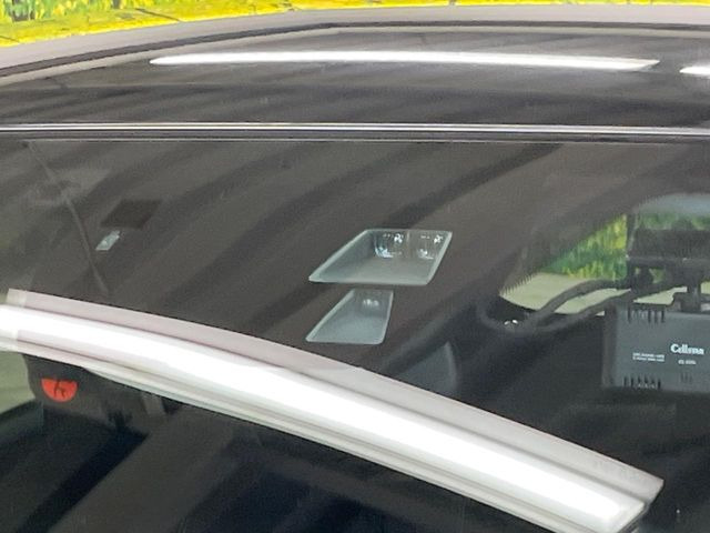 【スマートシティブレーキサポート】低速走行中に前方の車両等を認識し、衝突しそうな時は警報とブレーキで衝突回避と被害軽減をアシスト。より安全にドライブをお楽しみいただけます。