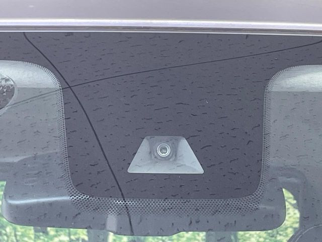【三菱e-Assist】走行中に前方の車両等を認識し、衝突しそうな時は警報とブレーキで衝突回避と被害軽減をアシスト。より安全にドライブをお楽しみいただけます。