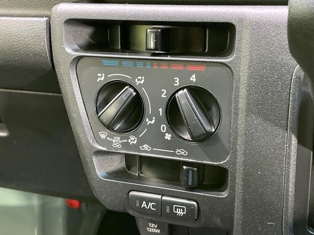 寒い冬も暑い夏も全席に快適な空調を届けてくれる、ダイヤル式エアコンを装備♪
