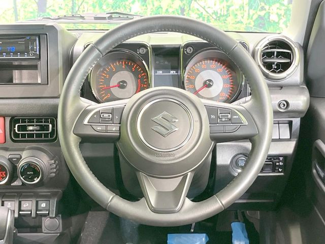 インテリアに合わせたデザインのステアリングは、運転される方のことも考え、運転しやすい形状、大きさです。是非一度、実際に触ってお確かめください。