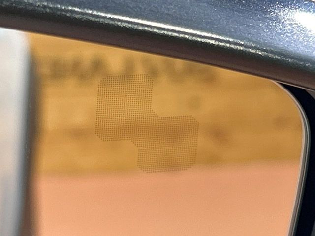 【ブラインドスポットモニタリング】走行中、ドアミラーの死角になりやすい箇所に後続車が接近するとサイドミラー付近に警告を表示、ドライバーに注意喚起をしてくれます。