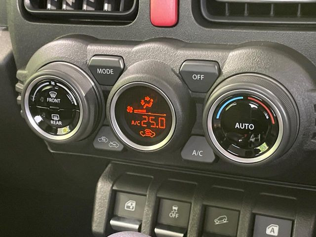 【オートエアコン】一度お好みの温度に設定すれば、車内の温度を検知し風量や温度を自動で調整。暑い&hellip;寒い&hellip;と何度もスイッチ操作をする必要はありません。快適な車内空間には必須の機能ですね♪