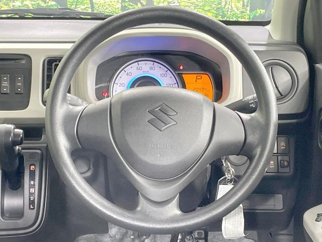 �C���e���A�ɍ��킹���f�U�C���̃X�e�A�����O�́A�^�]�������̂��Ƃ��l���A�^�]���₷���`��A�傫���ł��B�����x�A���ۂɐG���Ă��m���߂��������B